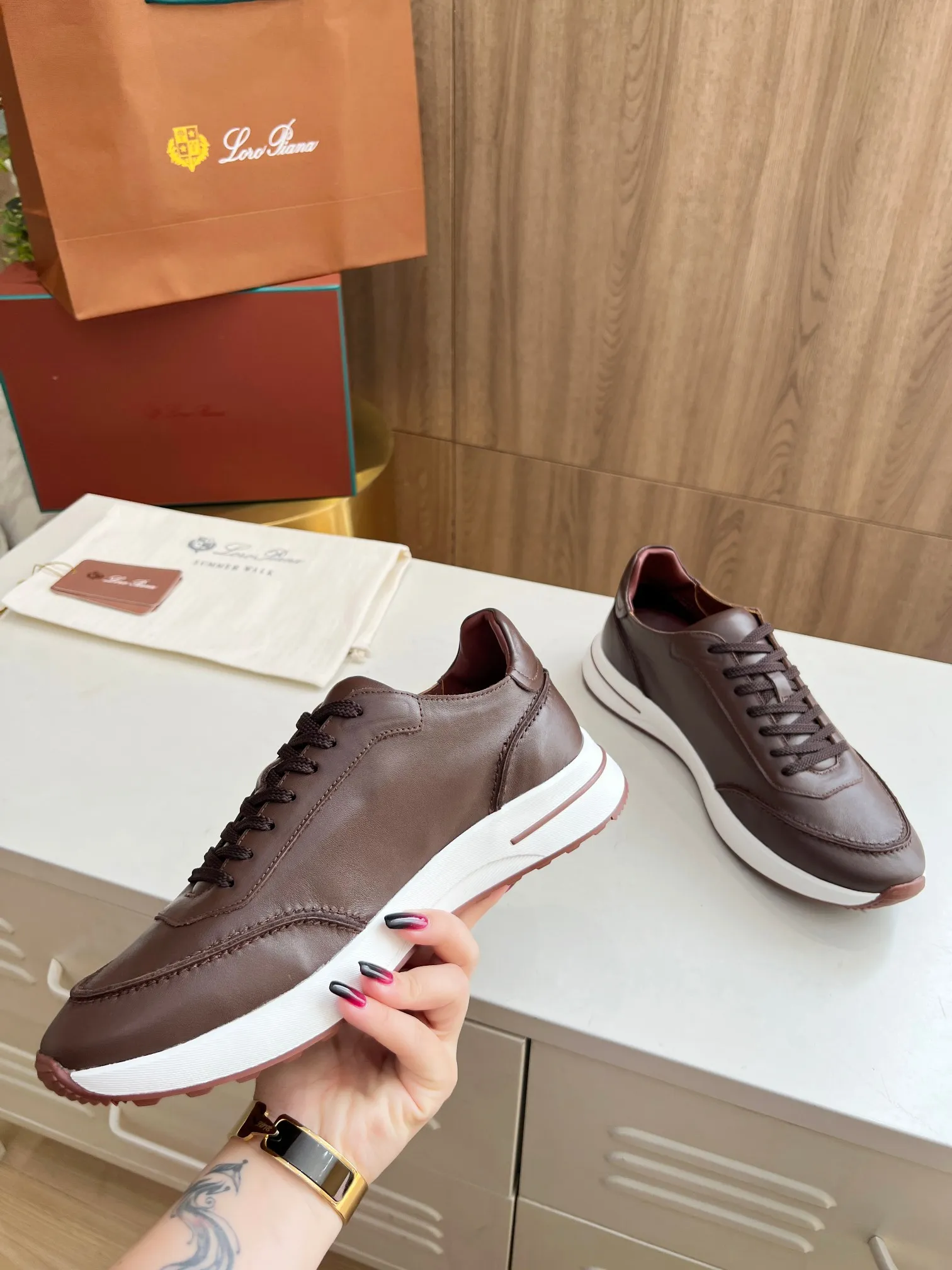 Men's Men's Shoes 💰620 👑Loro Piana* Purchase the original 1:1 copy. Founded the existing Loro Piana company on April 24, 1924. It is now the sixth generation of family business, providing high-quality products to customers who are discerning about taste and quality. Imported calfskin fabrics. The interior is made of imported A-grade water-dyed cow lining. 💝 Focus on top quality, pay for what you pay, and compare the inner details. Original authentic packaging. Code number: 39-45